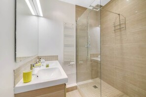 Douche, sèche-cheveux