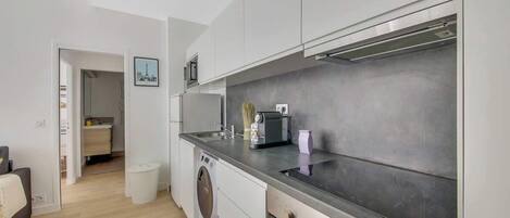 Kühlschrank, Mikrowelle, Ofen, Herdplatte