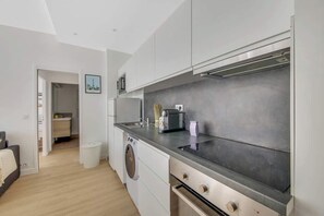 Réfrigérateur, micro-ondes, four, plaque de cuisson