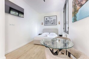 2 bedrooms, iron/ironing board, travel cot, WiFi