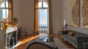 Een televisie en een kantoor