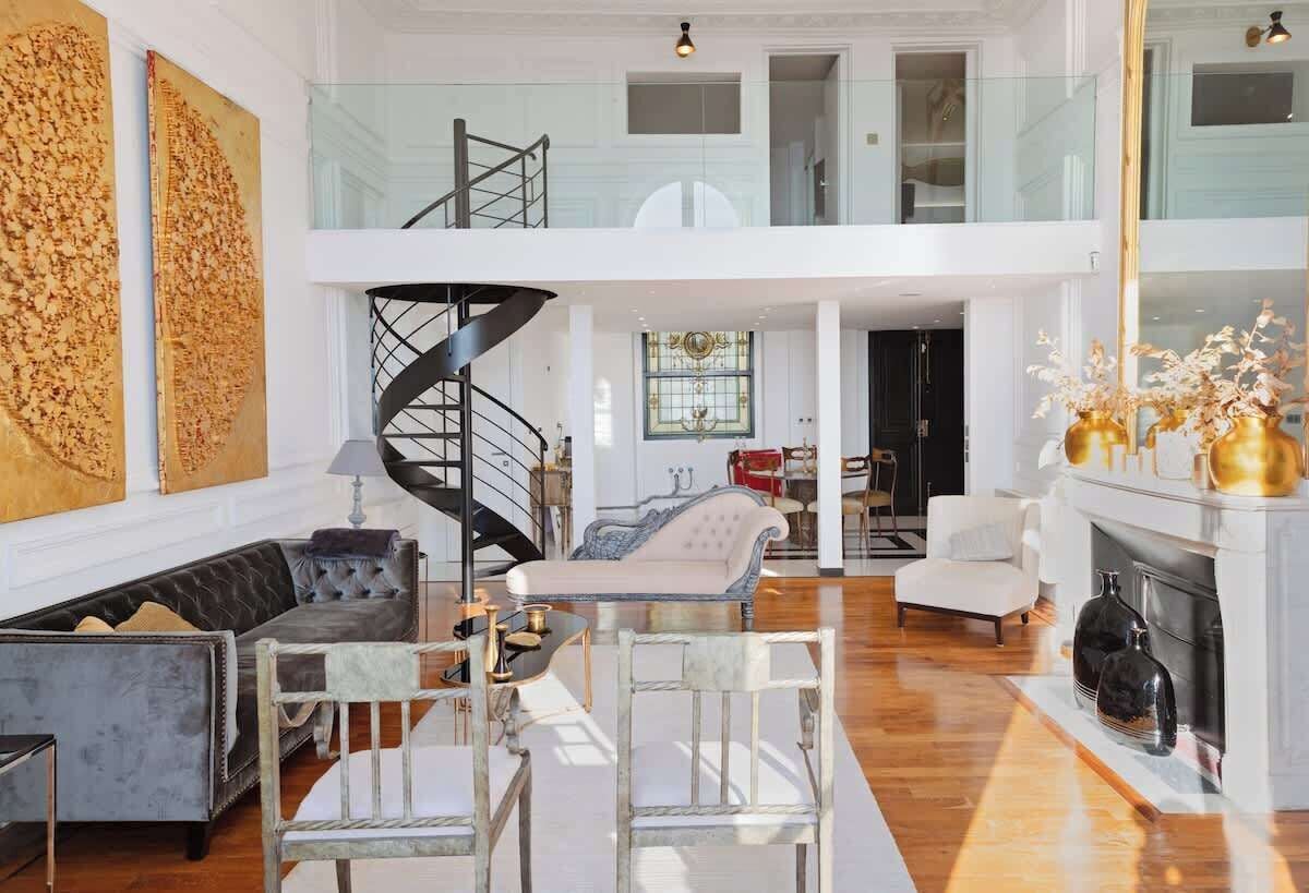 Een televisie en een kantoor