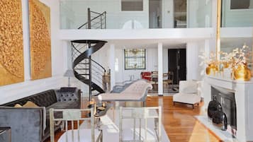 Een televisie en een kantoor