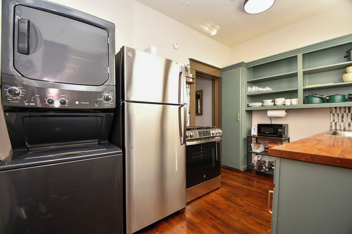 Photo 6 of Remodeled historic 2/1 in the greater Heights. 27" Monitor/desk, and fenced.