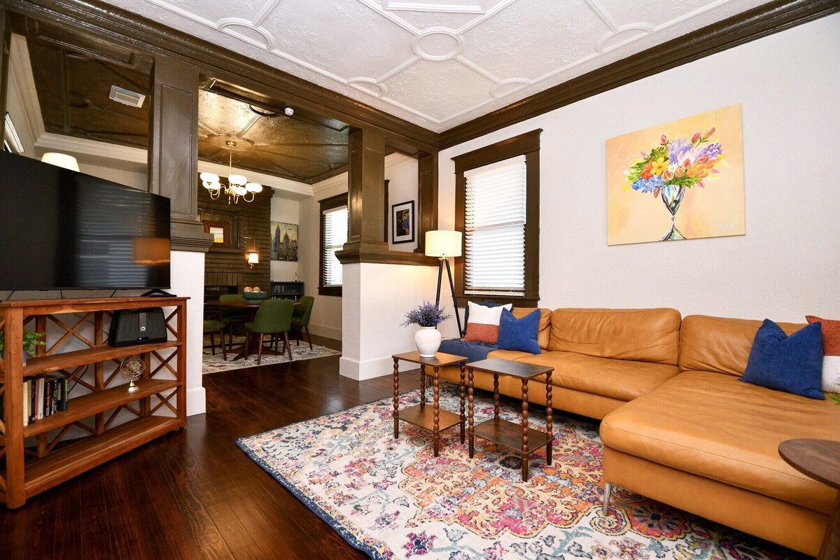 Photo 5 of Remodeled historic 2/1 in the greater Heights. 27" Monitor/desk, and fenced.