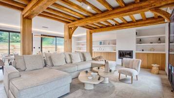 Fernseher, Kamin, Arbeitsbereiche