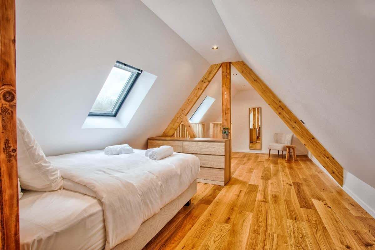 7 bedrooms, travel cot, WiFi, bed sheets