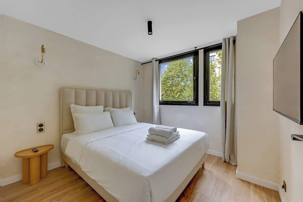 Iron/ironing board, internet, bed sheets