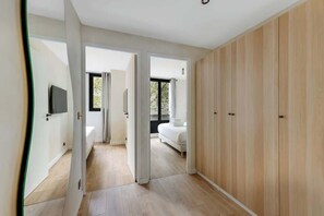 Iron/ironing board, bed sheets - Appartement de Charme 2BR au coeur de Neuilly (Neuilly-sur-Seine)
