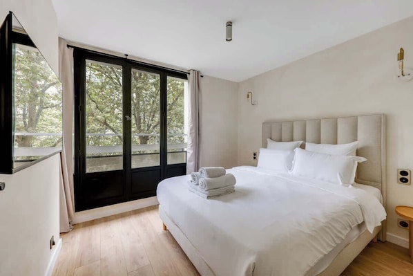 Iron/ironing board, bed sheets