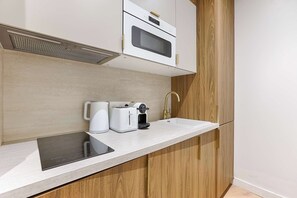 Fridge, microwave, stovetop, coffee/tea maker