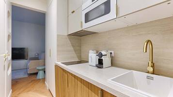 Kühlschrank, Mikrowelle, Herdplatte, Wasserkocher mit Kaffee-/Teezubehör