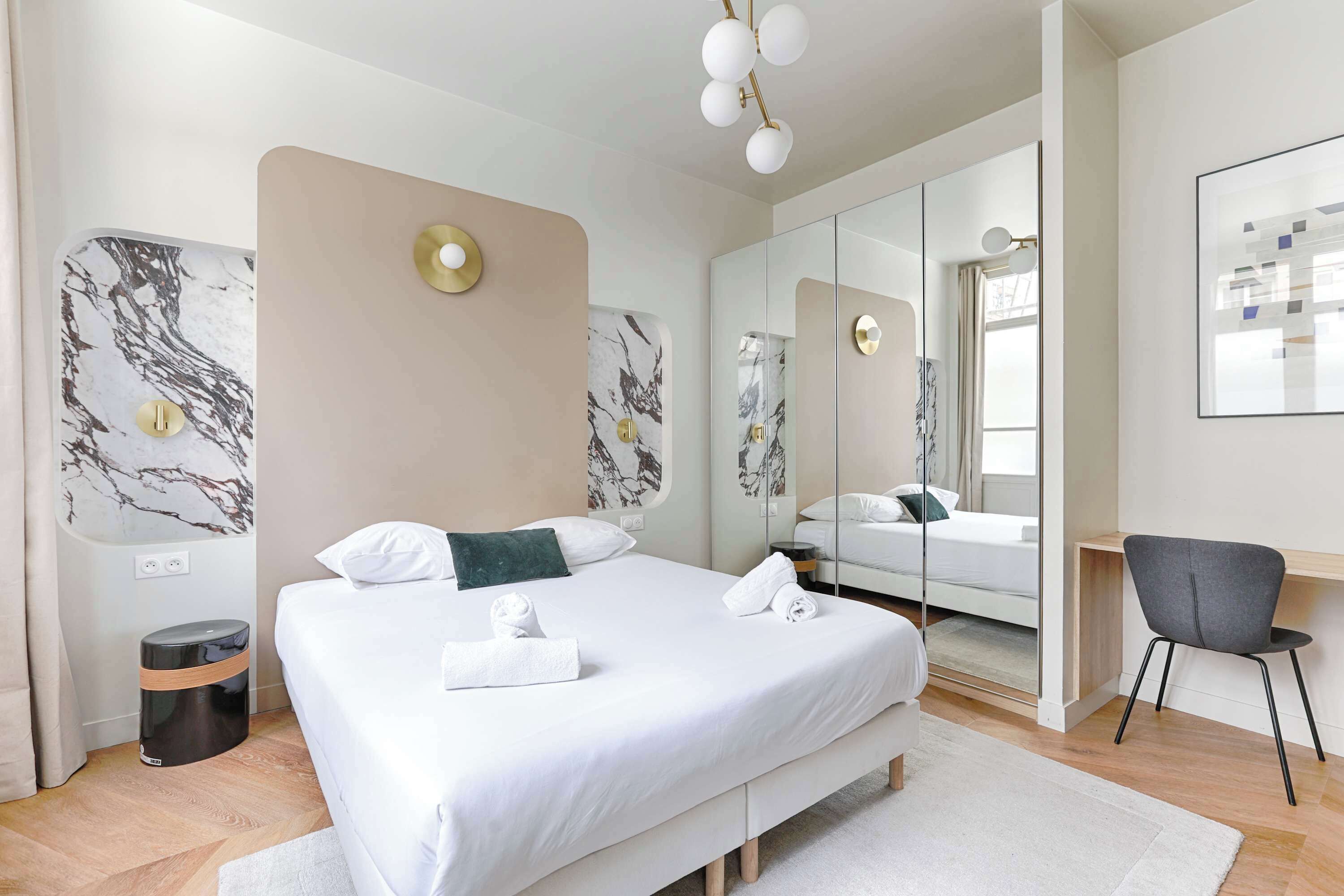 1 habitación, tabla de planchar con plancha, cuna de viaje y wifi 