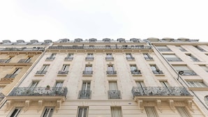 Ein mehrgeschossiges Gebäude im klassischen Stil mit aufwendigen Balkonen und einer einheitlichen Fassade.
