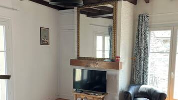 Een televisie en een open haard