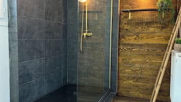 Douche, savon, papier toilette