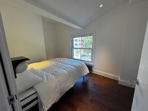 2 habitaciones, tabla de planchar con plancha, wifi y ropa de cama 