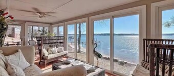 Lakeside Luxe- 3 bedroom/3 bathroom- fully renovated