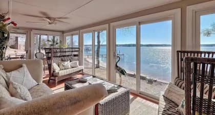 Lakeside Luxe- 3 bedroom/3 bathroom- fully renovated