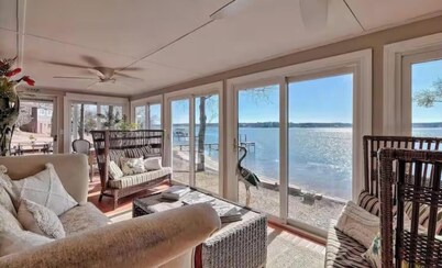 Lakeside Luxe- 3 bedroom/3 bathroom- fully renovated