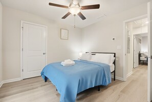 3 عدّة غرف نوم وواي فاي وملاءات أسرّة