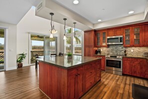 冷蔵庫、電子レンジ、オーブン、コンロ