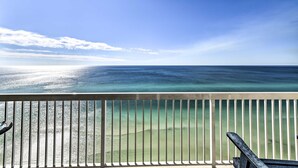 Uma varanda com vista para o oceano.
