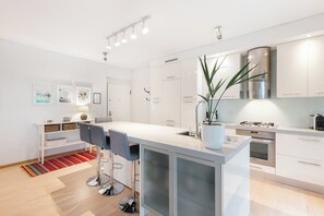 Fridge, microwave, oven, dishwasher - Modern Open Plan Family Apartment In Athens - Walking Distance To Acropolis (Athina)