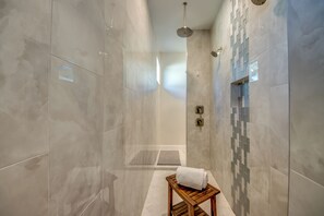 Douche, sèche-cheveux, serviettes fournies, savon