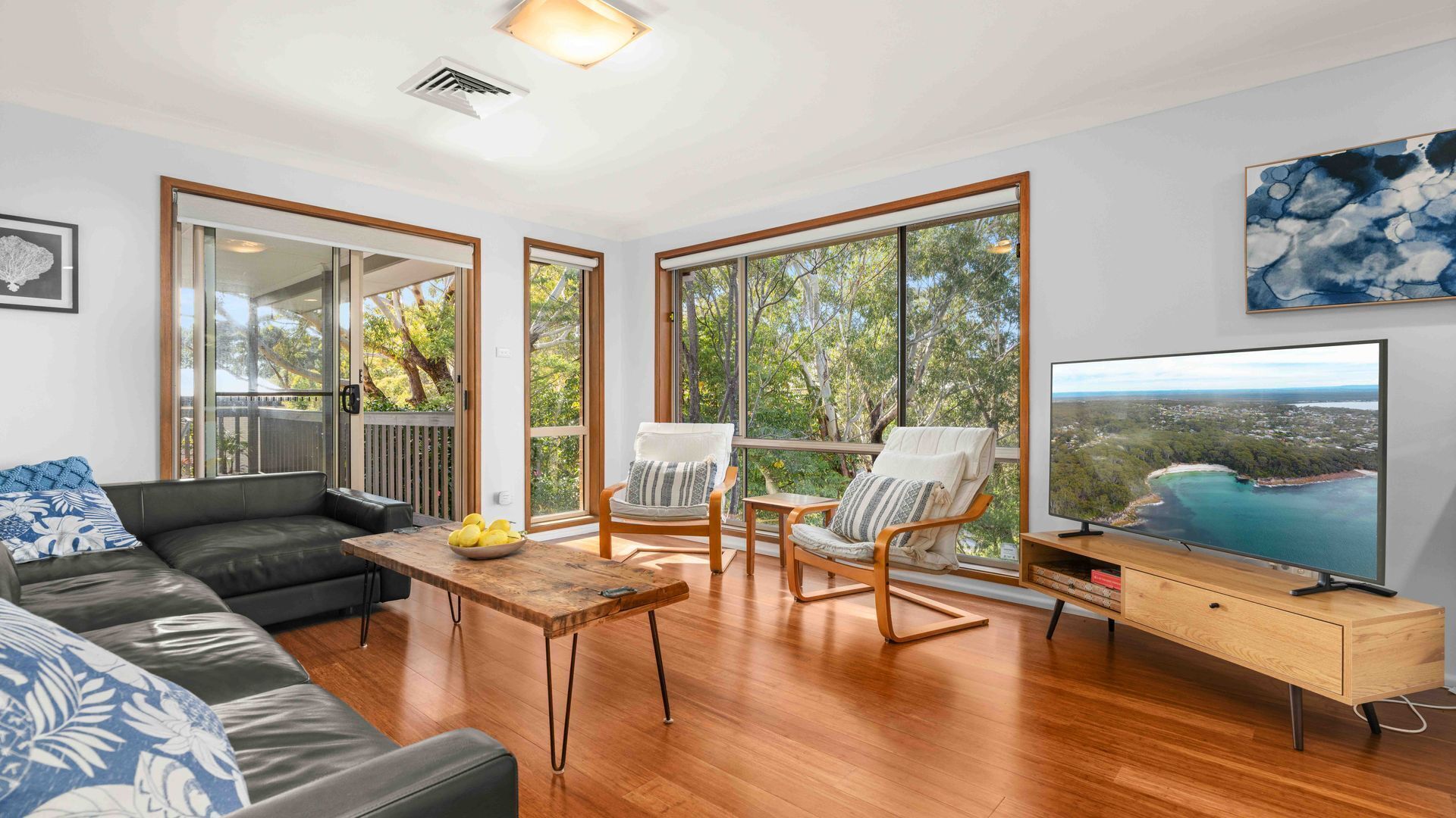 Fernseher, DVD-Player, Bücher