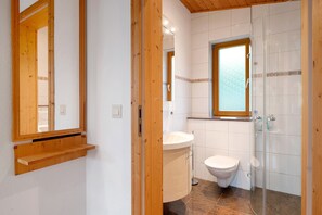 Shower, hair dryer, towels - Holiday Home 'Weichart' with Terrace and Garden (Sulzburg)