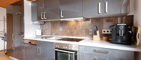 Een koelkast, een oven, een kookplaat, een vaatwasser