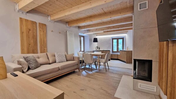 TV, fireplace, offices - Alpine Cozy Nook (Courmayeur)