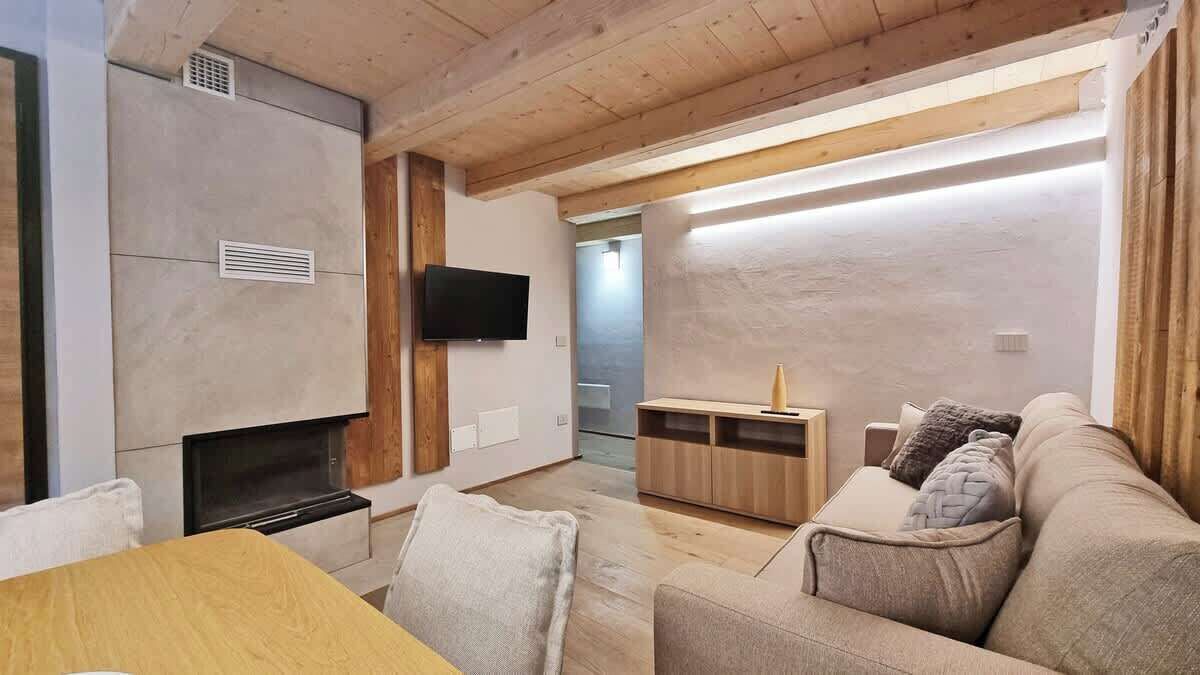 Télévision, cheminée, espaces bureaux