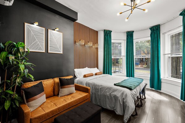 1 slaapkamer, een strijkplank/strijkijzer, wifi, beddengoed
