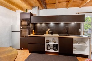 Fridge, microwave, oven, stovetop - Villa 'Domaine Cassin 47 - Lavergne' with Private Pool, Private Terrace & Wi-Fi (Lavergne)