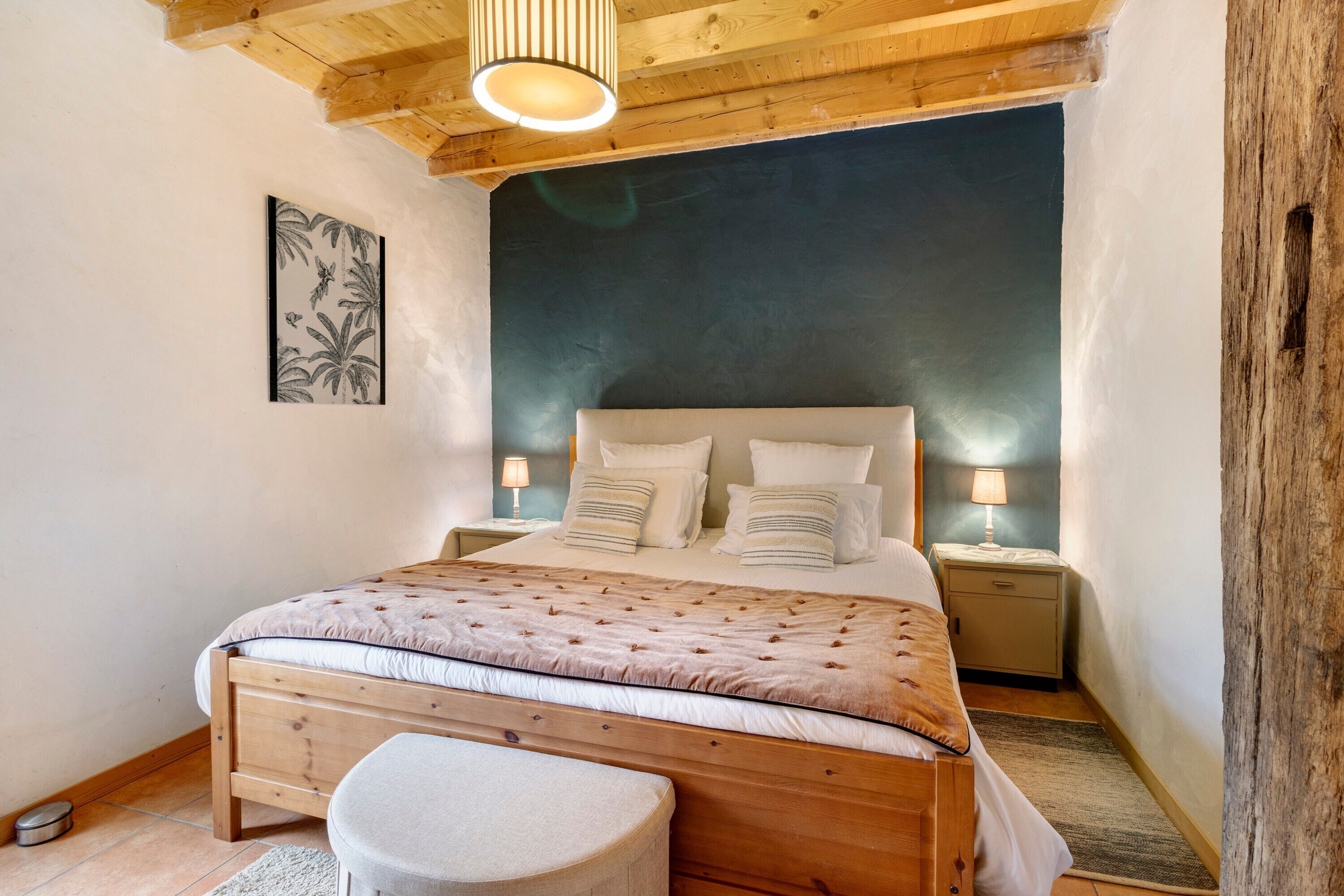 5 bedrooms, WiFi, bed sheets