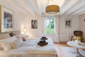 5 bedrooms, WiFi, bed sheets