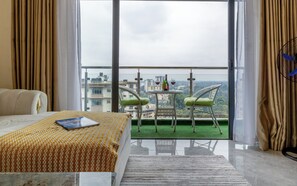 1 chambre, coffre-fort, bureau, fer et planche Ă repasser