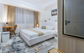 1 Schlafzimmer, Zimmersafe, Schreibtisch, Bügeleisen/Bügelbrett