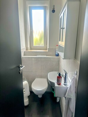 Dusche, Haartrockner, Handtücher
