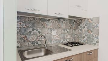 Kühlschrank, Ofen, Herdplatte, Wasserkocher mit Kaffee-/Teezubehör