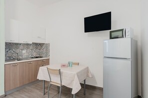 Fridge, oven, stovetop, coffee/tea maker