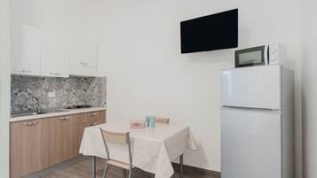 Kühlschrank, Ofen, Herdplatte, Wasserkocher mit Kaffee-/Teezubehör