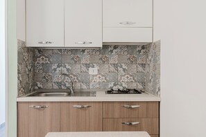 Réfrigérateur, four, plaque de cuisson, cafetière/bouilloire