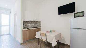 Kühlschrank, Ofen, Herdplatte, Wasserkocher mit Kaffee-/Teezubehör