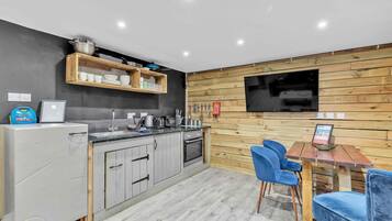 Toaster, cookware/dishes/utensils, dining table