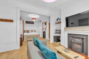 Iron/ironing board, Internet, bed sheets