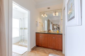 Douche, séchoir à cheveux, bidet, serviettes fournies