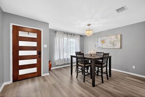 Dining - Welcome to Casa Sunny Nest!
TMC/NRG/Downtow/ (Houston)